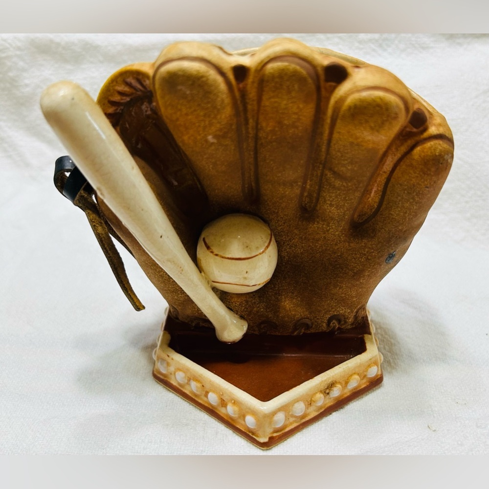 Vintage planter, baseball glove, ceramic, Rubens made in Japan. Excellent shape.